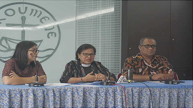 Ketua Umum PGI Pdt. Dr. Henriette Hutabarat-Lebang (tengah), didampingi Humas PGI, Irma Riana Simanjuntak, dan SE Bidang Keadilan dan Perdamaian PGI, Pdt. Henrek Lokra. (Foto: pgi for ngopibareng.id)