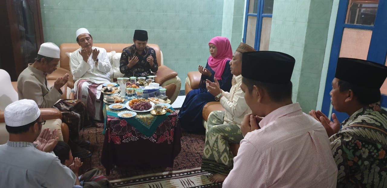 Gubernur Jatim Khofifah Indar Parawansa, silaturahmi ke kediaman Kiai Nawawi Abdul Djalil, didampingi Pengasuh Pesantren Zainul Hasan Genggong Probolinggo KH M Hasan Mutawakkil Alallah, dan H Misbahul Munir, Calon DPD RI. (Foto: pemprov jatim for ngopibareng.id)