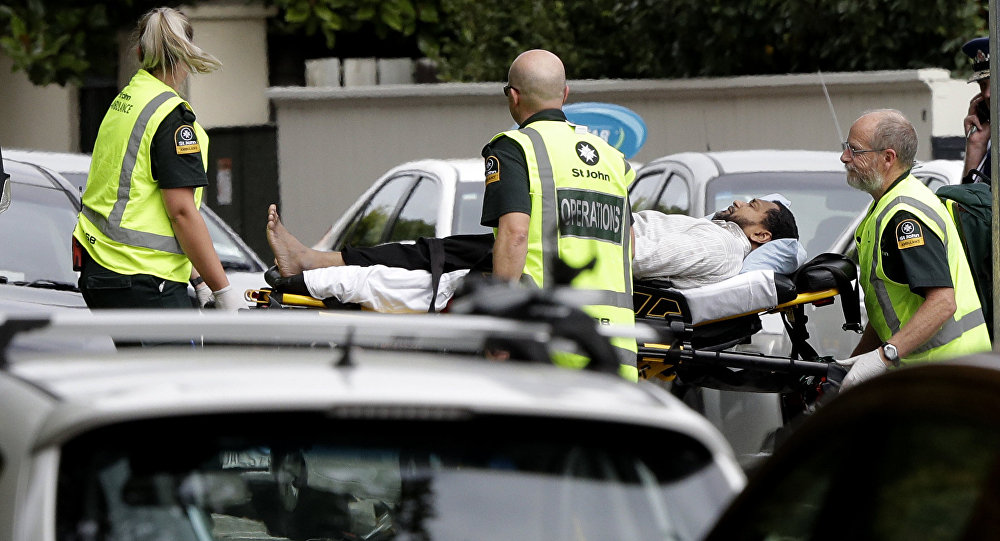 Korban terorisme di Masjid Al Noor, Selandia Baru, sedang dievakuasi petugas. (Foto: bbc)