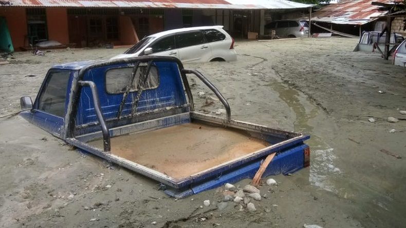 Sejumlah kendaraan tertimbun lumpur dari banjir bandang yang menima Sentani, Jayapura, Minggu, 17 Maret 2019. (Foto: Antara)