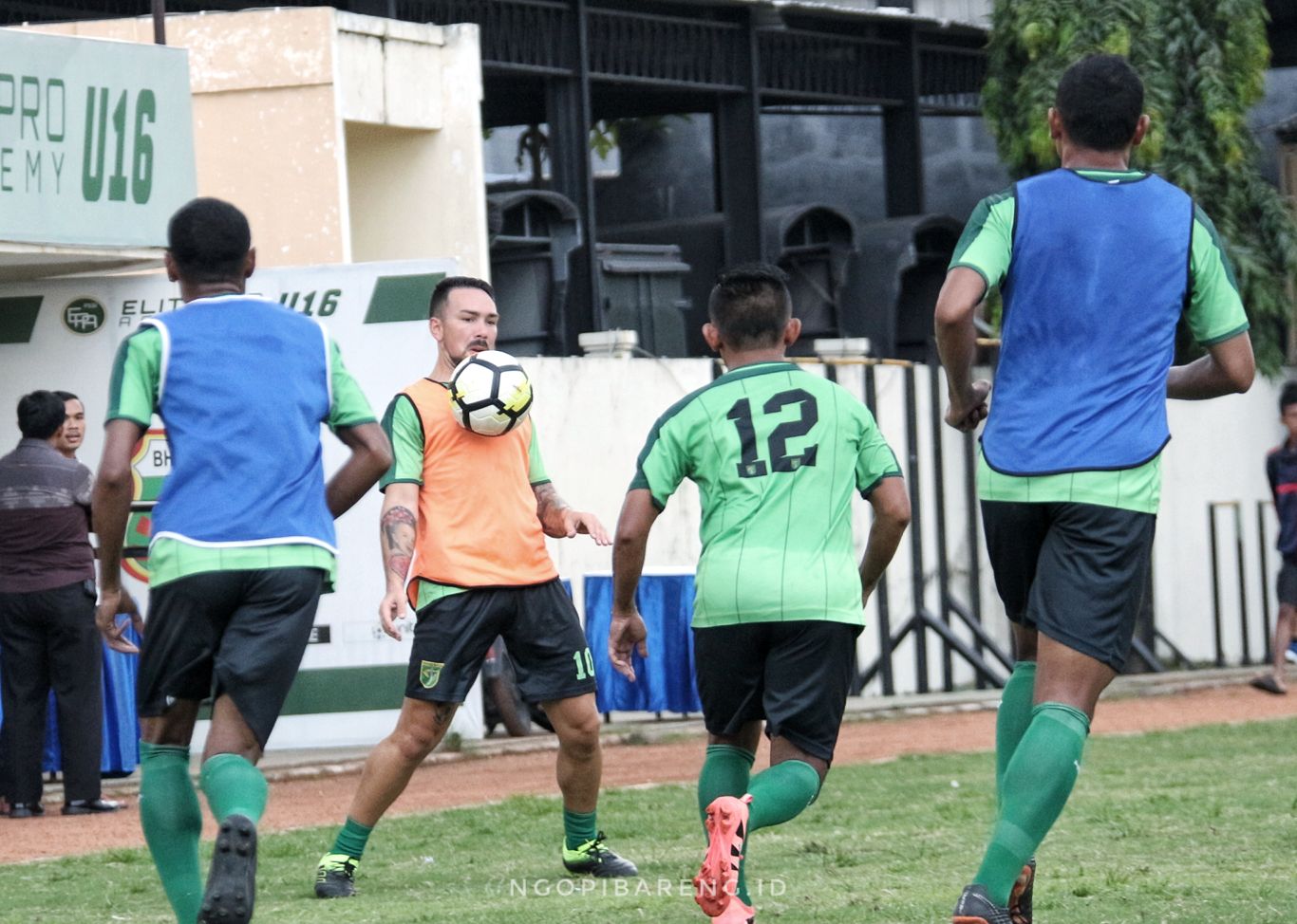 Skuat Persebaya saat latihan di Lapangan Polda Jatim. (foto: Haris/ngopibareng)