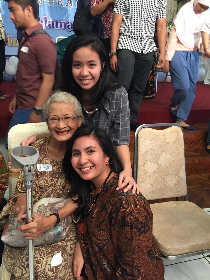 Ny Thea Susetya Kusumo bersama kerabatnya. (Foto: fb thea)