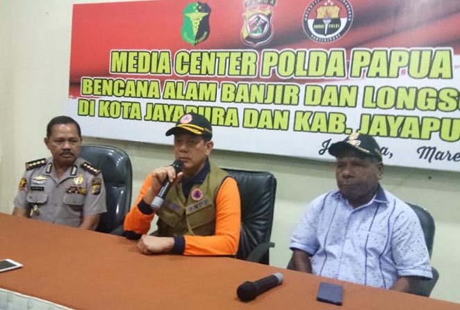  Kepala BNPB Letjen TNI Doni Monardo (tengah) didampingi Kabid Dokkes Polda Papua Kombes Pol Ramon A dan Bupati Jayapura Mathius Awaitouw saat memberikan keterangan pers terkait penanganan banjir bandang di RS Bhayangkara, Kota Jayapura, Papua, Senin 18 Maret 2019. (Foto: Antara/Alfian Rumagit)