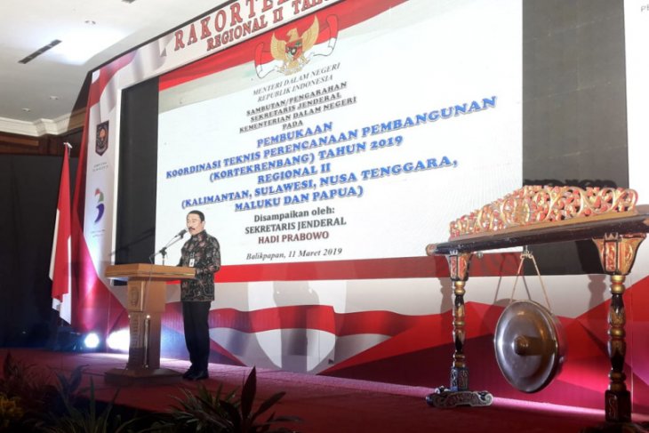 Sekjen Kemendagri, Hadi Prabowo saat pembukaan Rakortekrenbang Regional II, di Balikpapan. (Foto: dok/antara)