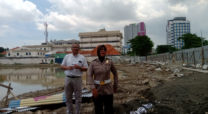 Sejumlah petugas meninjau lokasi amblesnya Jalan Raya Gubeng Surabaya. (Foto: Farid/ngopibareng.id) 