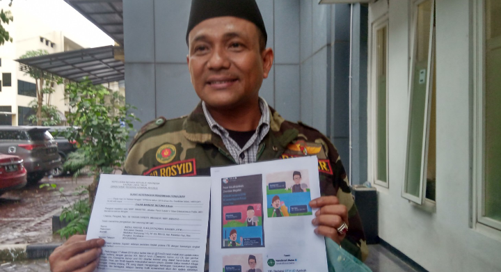 Kader Banser Jatim Rosyid saat mengadu ke Polda Jatim, Senin 18 Maret. (Foto: farid/ngopibareng.id) 