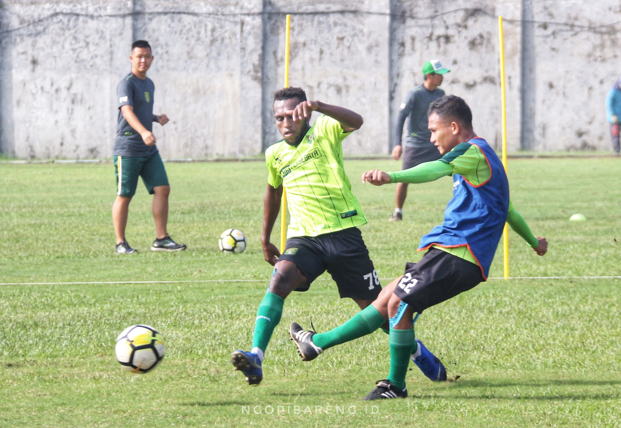 Bek Persebaya, Abu Rizal (biru) saat berduel dengan Elisa Basna. (Foto: Haris/ngopibareng.id)