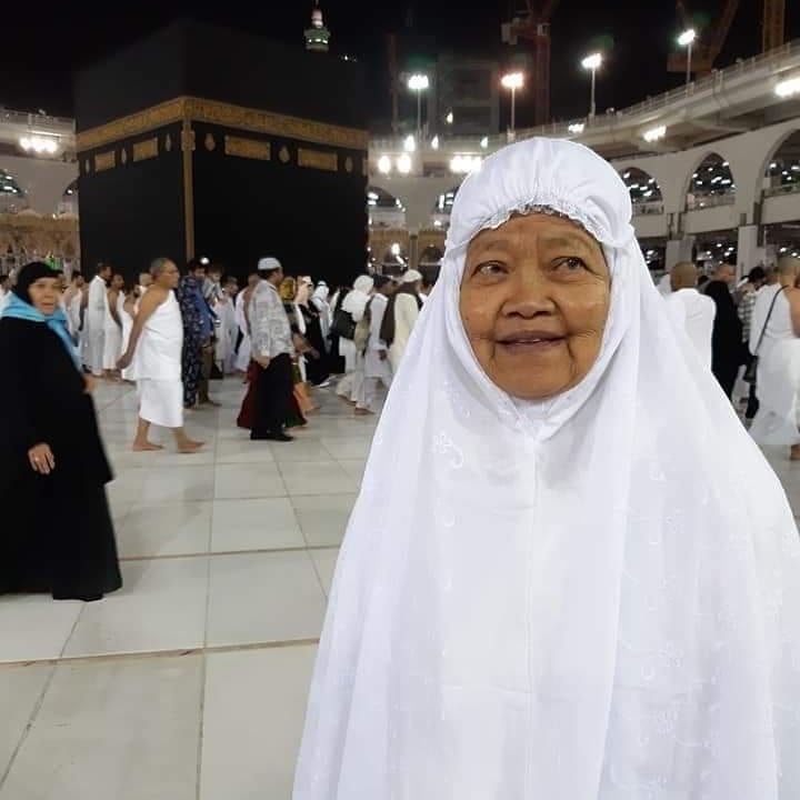 Almarhumah Hj Rohana, ibunda Ustadz Abdul Somad atau UAS. (Foto: Instagram @ustadzabdulsomad).