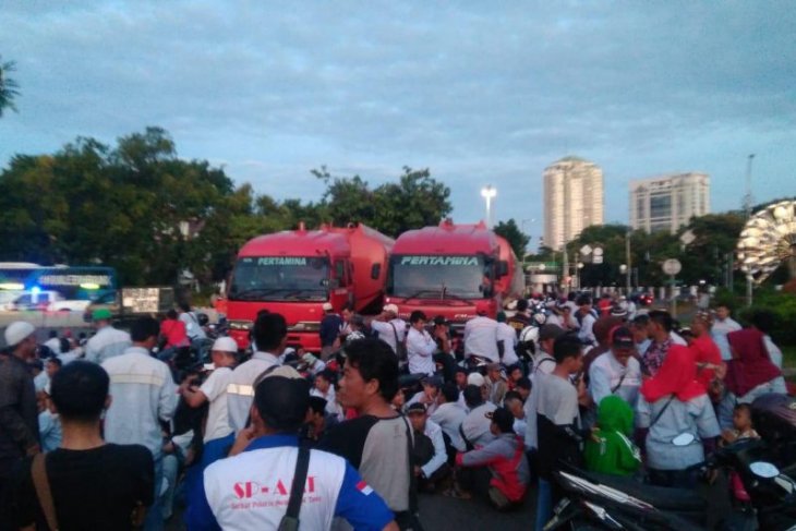 Dua truk Pertamina yang dibajak saat terjadi unjuk rasa di Monas, Senin, 18 Maret 2019. (Foto: dok/antara)