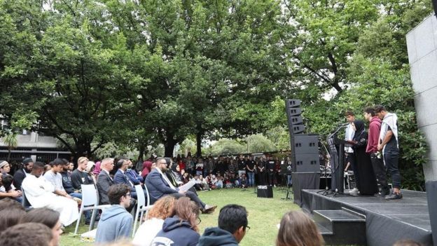 Ribuan mahasiswa Universitas Canterbury aksi simpati bagi korban terorisme di Selandia Baru. (Foto: bbc)