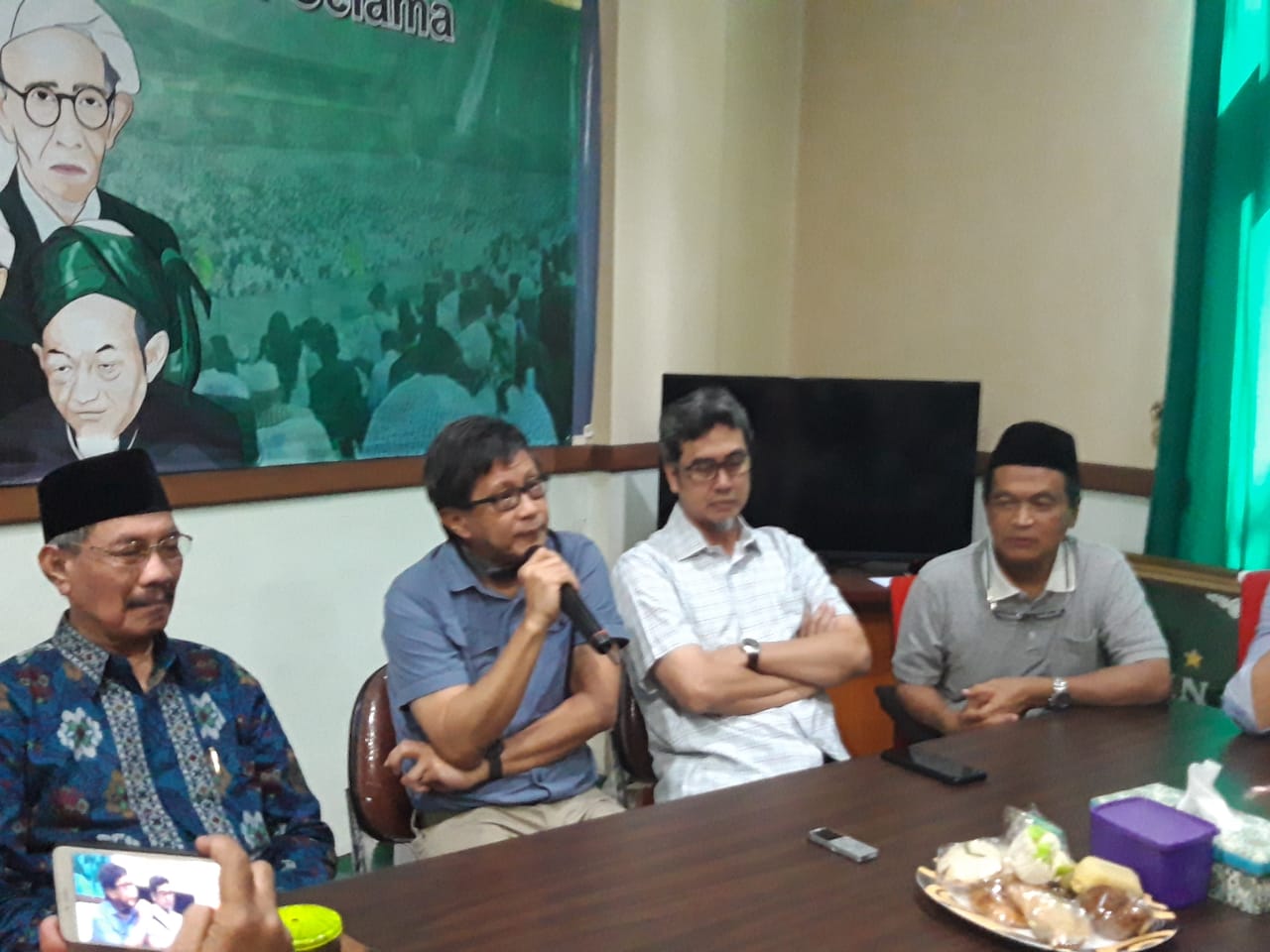 Rocky Gerung saat saat konferensi pers di Graha Astranawa, Surabaya, Selasa, 19 Maret 2019 . (foto: farid/ngopibareng.id) 