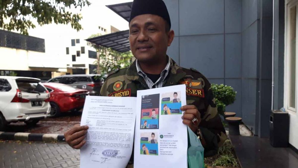 Kader Banser Jatim Rosyid saat mengadu ke Polda Jatim, Senin 18 Maret. (Foto: Farid/ngopibareng.id) 