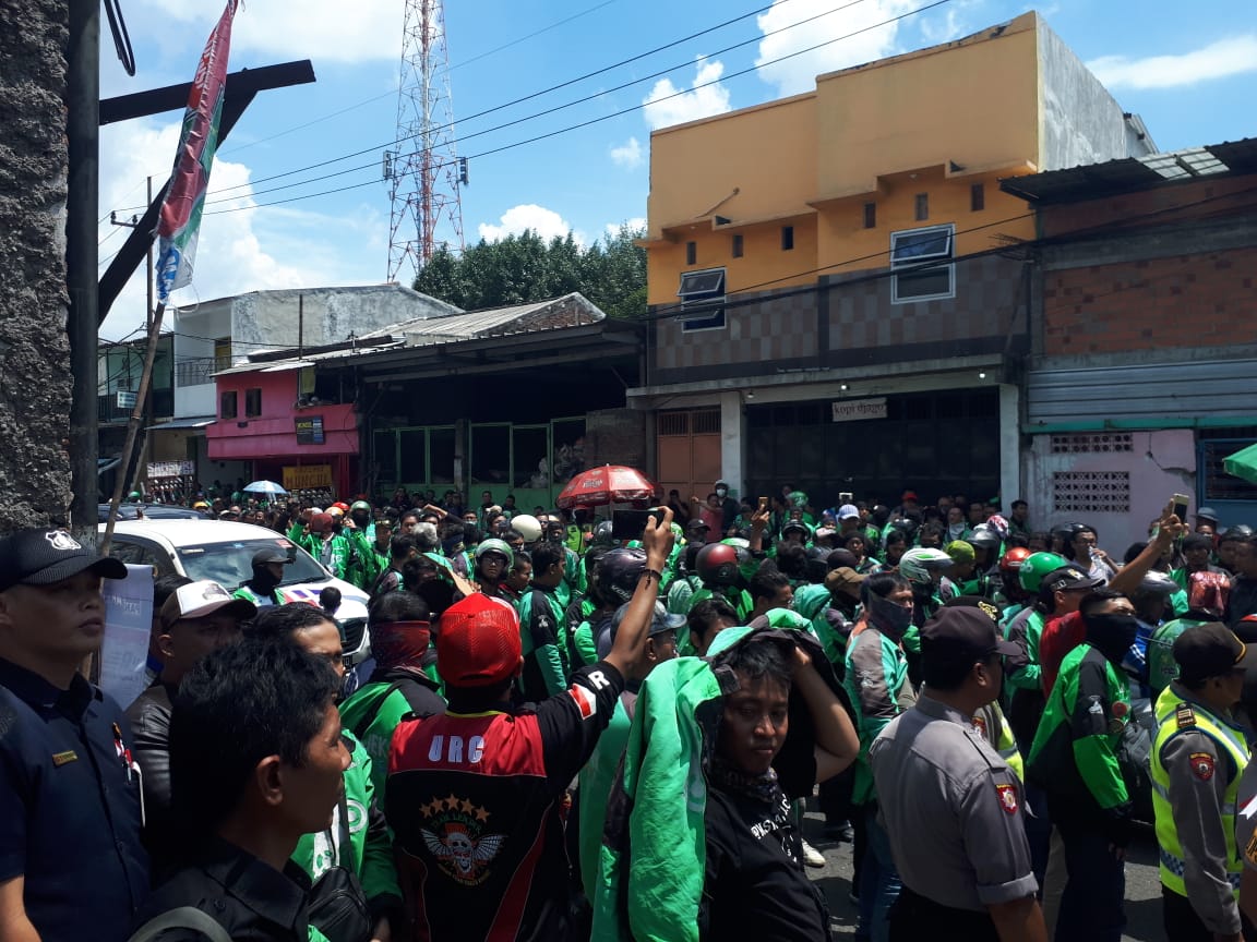 Ribuan pengemudi ojek online demo di Surabaya. (Foto: Alief Sambogo/ngopibareng.id)