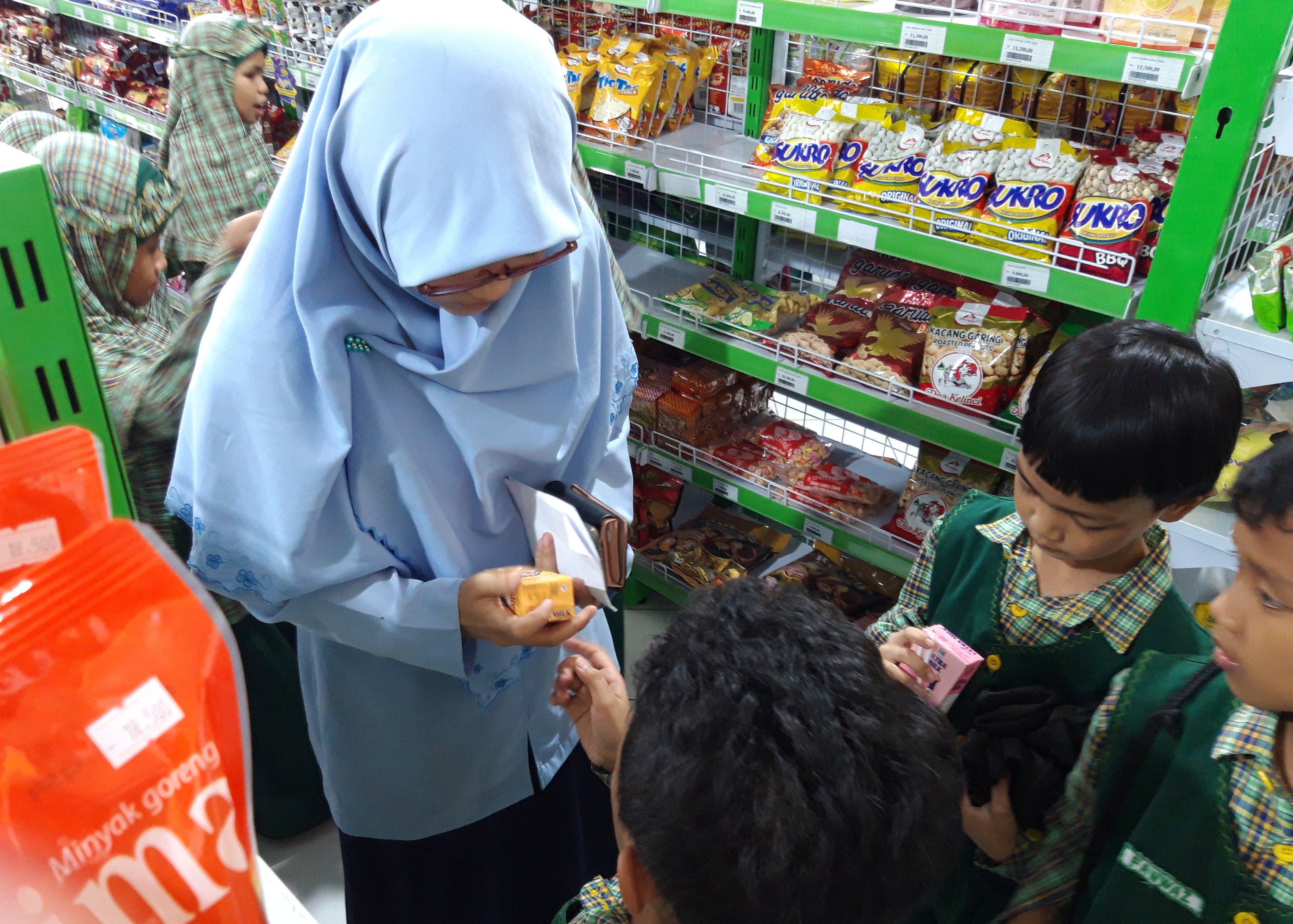Sri Purwanti menerangkan pemakaian uang kepada para siswa. (Foto: Istimewa)