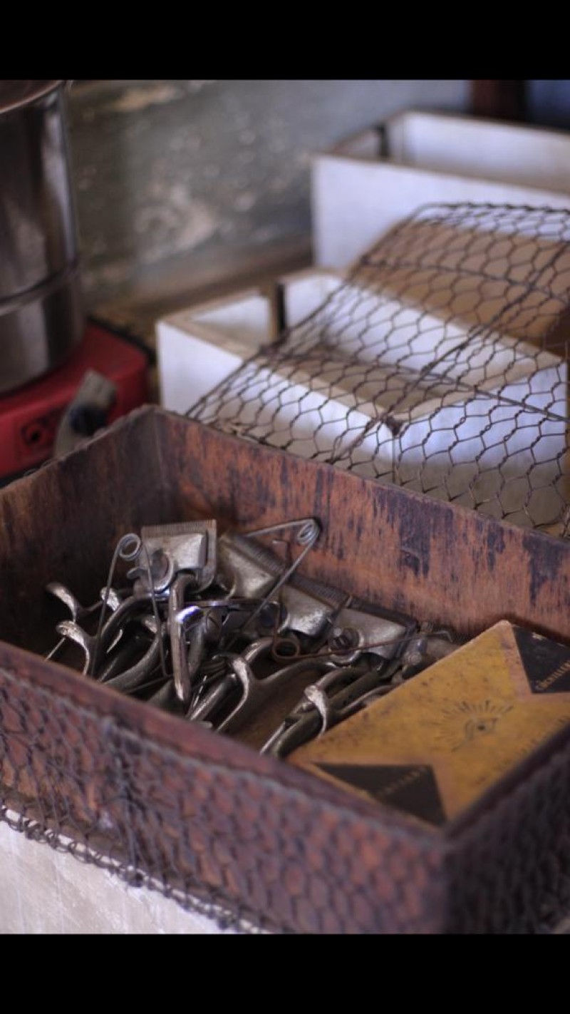 Alat cukur dan wadahnya yang terlanjur old banget. Maklum peninggalan mendiang ayahnya.  (Foto: Faiq/ngopibareng.id)