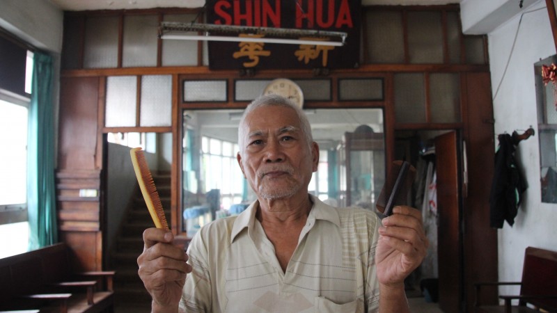Bang Edi menujukkan sisir yang terbuat dari tulang ikan yang juga sudah old. (Foto: Faiq/ngopibareng.id)