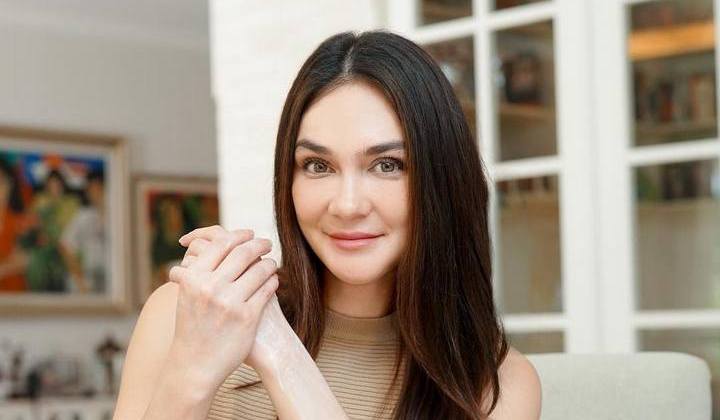 Luna Maya pilih liburan ke Austria.