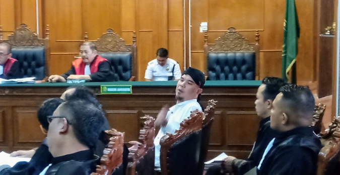 Ahmad Dhani Prasetyo, saat menjalani sidang di PN Surabaya. (Foto: Farid/ngopibareng.id) 