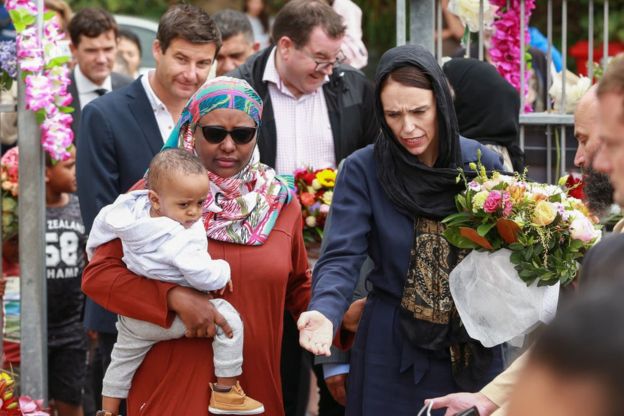 Perdana Menteri Jacinda Ardern tiba di masjid Kilbirnie, 17 Maret 2019 di Wellington, Selandia Baru.(Foto: getty image)