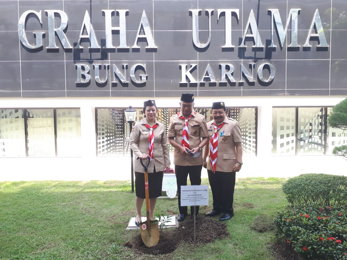  Menteri Koordinator Pembangunan Manusia dan Kebudayaan, Puan Maharani saat melakukan tanam pohon di depan Graha Utama Bung Karno di Surabaya. (Foto Alief Sambogo/ngopibareng.id)