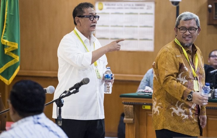 Mantan Gubernur dan Wakil Gubernur Jawa Barat Ahmad Heryawan (kanan) dan Deddy Mizwar (kiri) berjalan keluar ruang sidang pada sidang lanjutan suap perizinan Proyek Meikarta di PN Tipikor, Bandung, Jawa Barat, Rabu, 20 Maret 2019. (Foto: Agung/Antara)