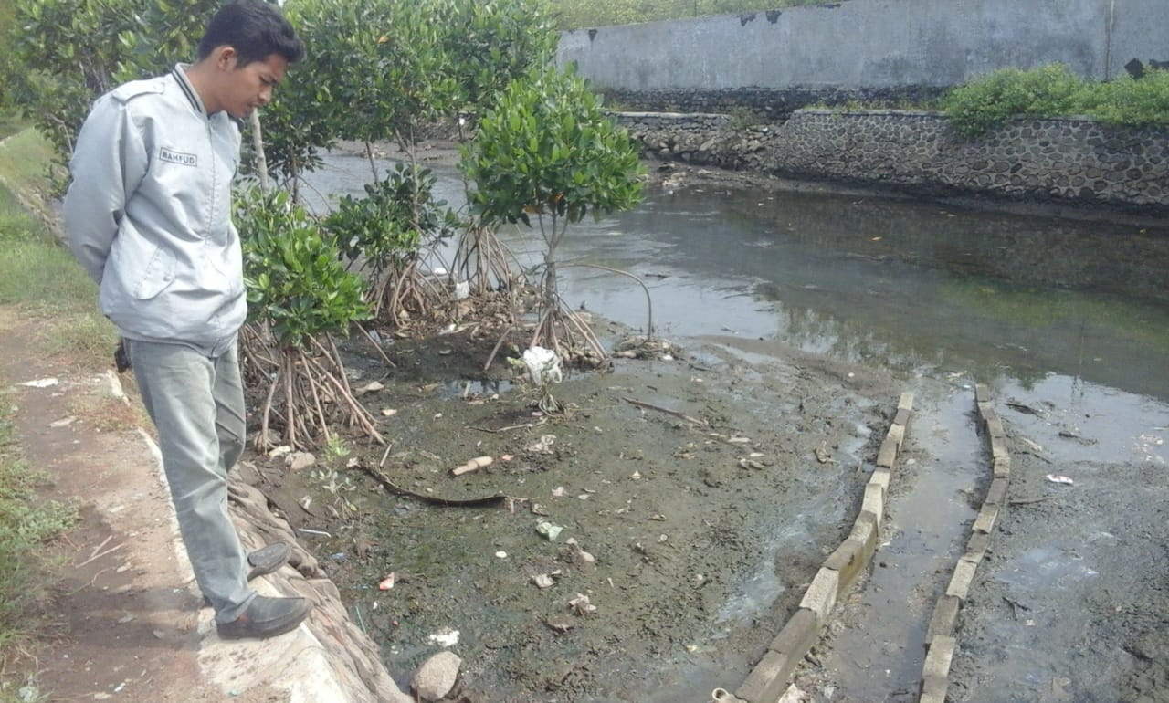 SUNGAI di belakang PT Amak Firdaus Utama (AFU) Kota Probolinggo. (Foto: Ikhsan/ngopibareng.id)