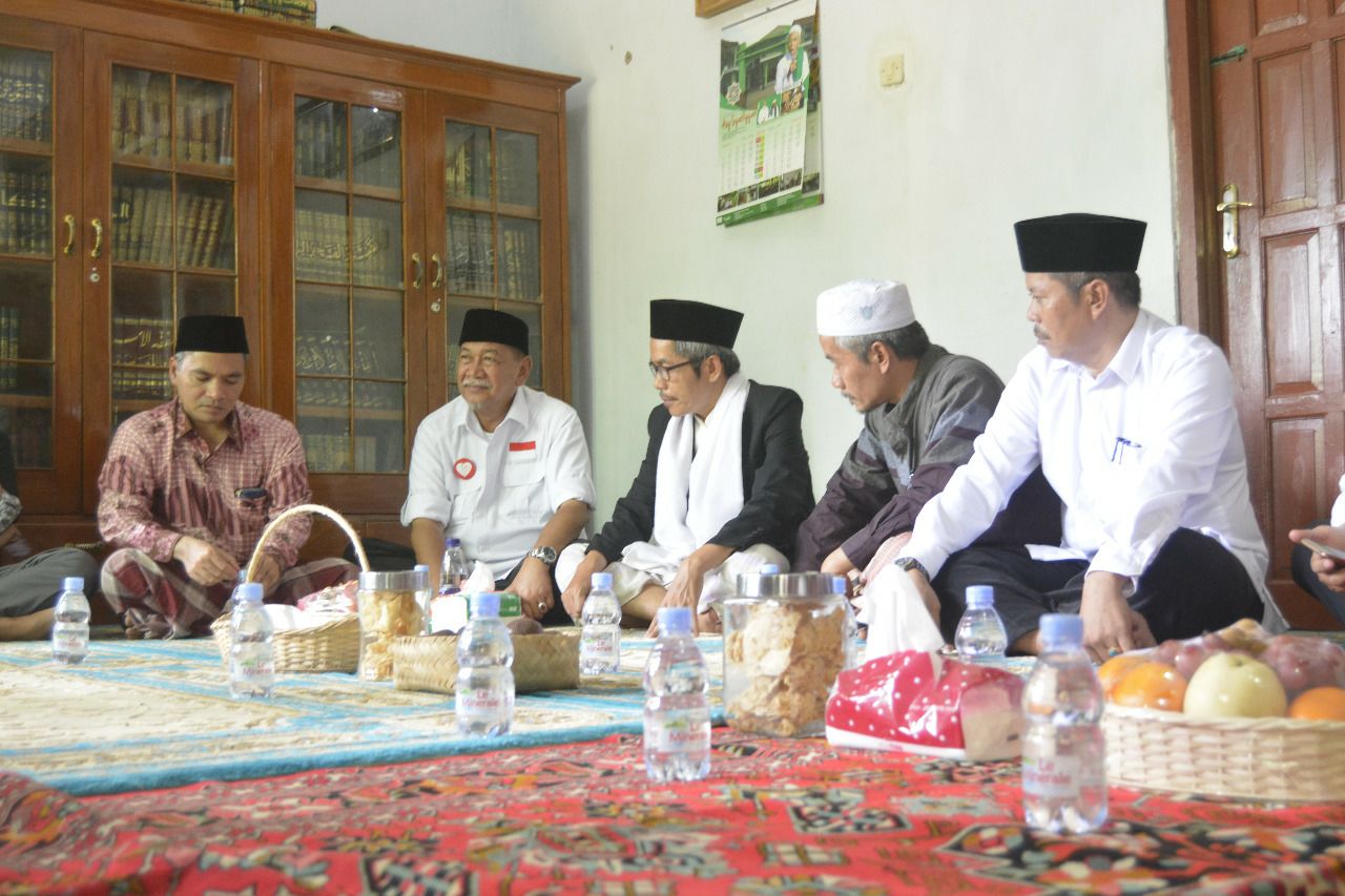 KH Nasrulloh Afandi bersama sejumlah tokoh. (Foto: dok ngopibareng.id)