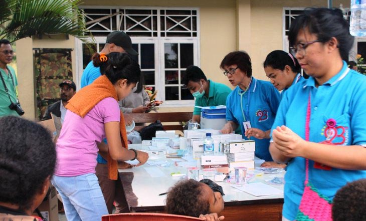  Salah satu posko kesehatan di Kantor Klasis GKI Sentani yang melayani korban banjir bandang (Foto: Antara/Hendrina Dian Kandipi)