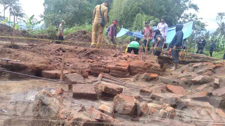 Upaya eskavasi situs Sekaran di desa Sekarpuro, Kecamatan Pakis, Kabupaten Malangf telah berakhir. Dan situs itu dapat disimpulkan berbentuk paduraksa yang menghadap ke gunung Semeru. (Foto: Fajar/ngopibareng.id)