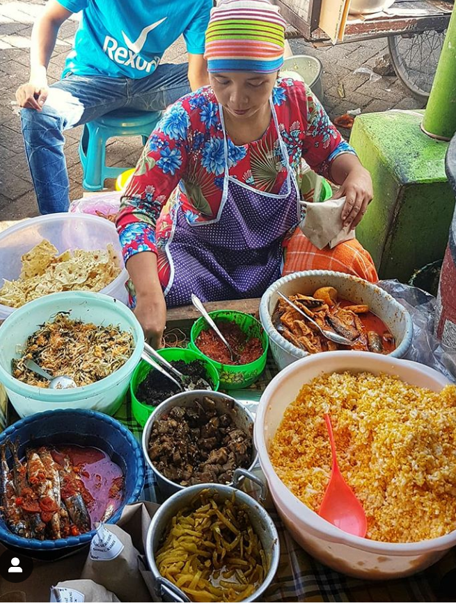 Ini nasi jagung, gaya Madura. Penjualnya Buk Madura, begitu biasanya disebut. Tampilan komplit begini tidak punya waktu lama, maksimal dua jam sudah ludes terjual. (Foto:Istimewa/happysuhadi imstagram)