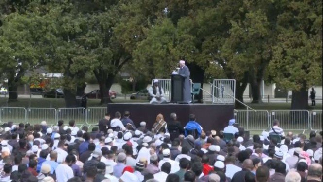 Salat Jumat pertama usai serangan teroris di Masjid Al Noor dan Linwood Ave, Kota Chrishchurch, Selandia Baru. Salat Jumat di Hagley Park, area Masjid Al Noor, dipimpin Imam Gamal Fouda. (Foto: TVNZ) 