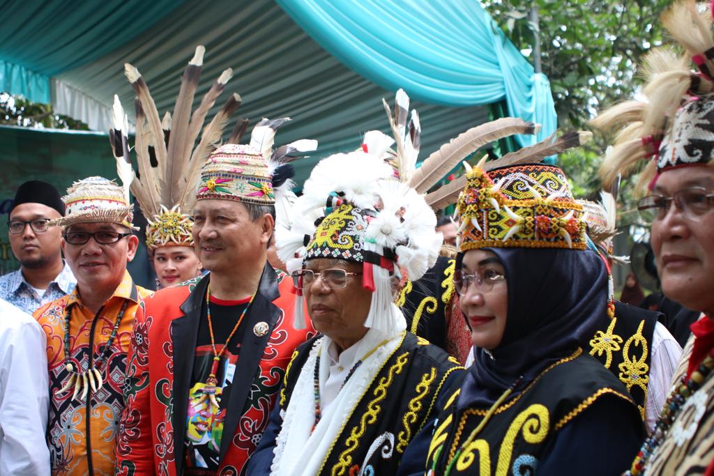 Cawapres nomor urut 01 KH Maruf Amin beserta istri saat menerima gelar adat dayak di Samarinda, Kalimantan Timur, Jumat, 3 Maret 2019. (Foto: istimewa)