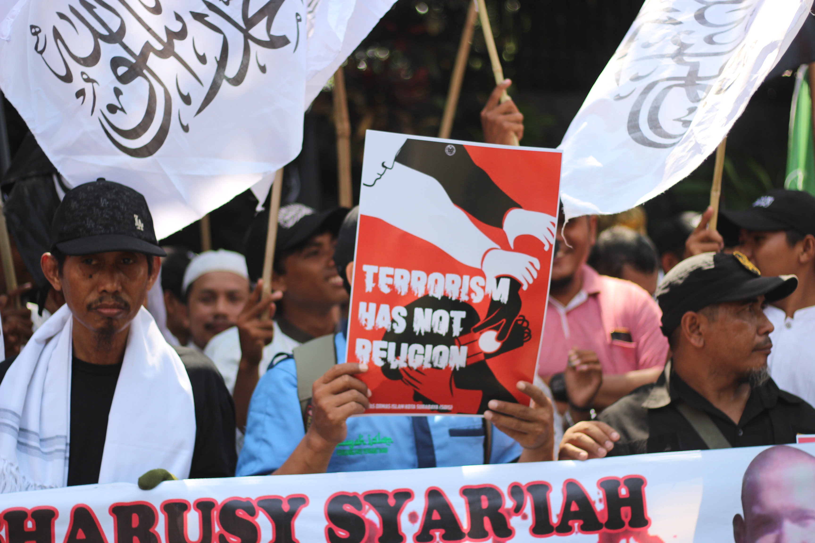 Massa solidaritas umat Islam membentangkan poster mengecam pelaku teror. (Foto: Faiq/ngopibareng.id)