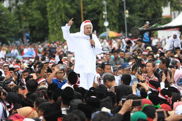 Rais ‘Aam Idarah Aliyah Jam’iyyah Ahlit Thariqah Mu’tabarah an-Nahdliyah (JATMAN) Habib Muhammad Luthfi bin Yahya di tengah masyarakat luas. (Foto: nu for ngopibareng.id)