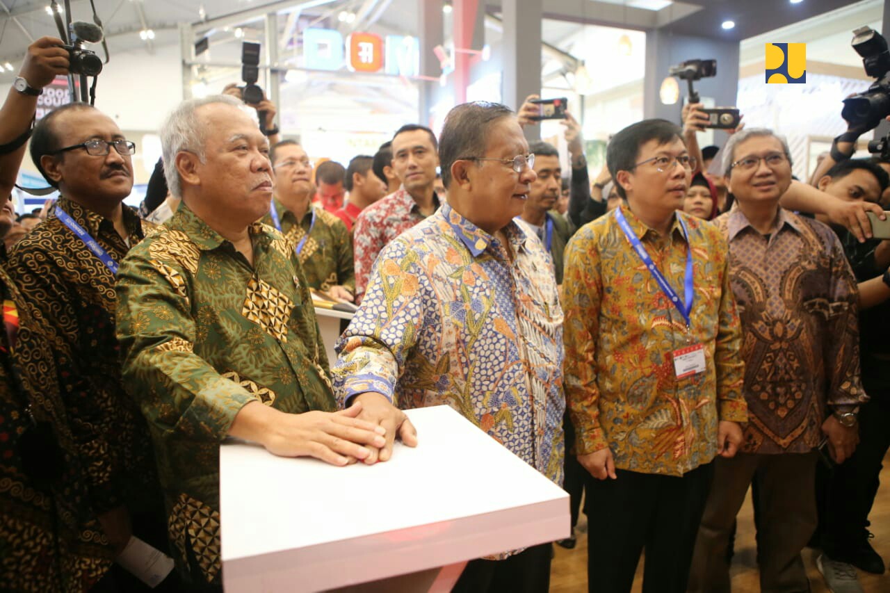 Menteri PUPR Basuki Hadimuljono dan  Menteri Koordinator Bidang Perekonomian Darmin Nasution membuka “Establishing Architecture 4.0”  di ICE BSD Tangerang. (Foto: PUPR