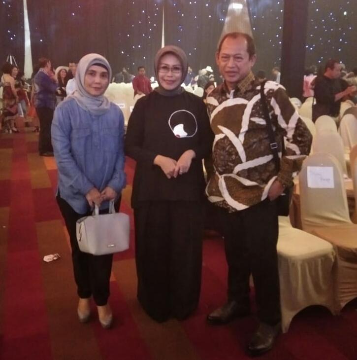 Pendiri Fatma Foundation Ny Hj Fatma Saifullah Yusuf bersama Direktur RSI A Yani, dr Samsul Arifin MARS. (Foto: Tumpal Sulaiman Parhusop/ngopibareng.id)