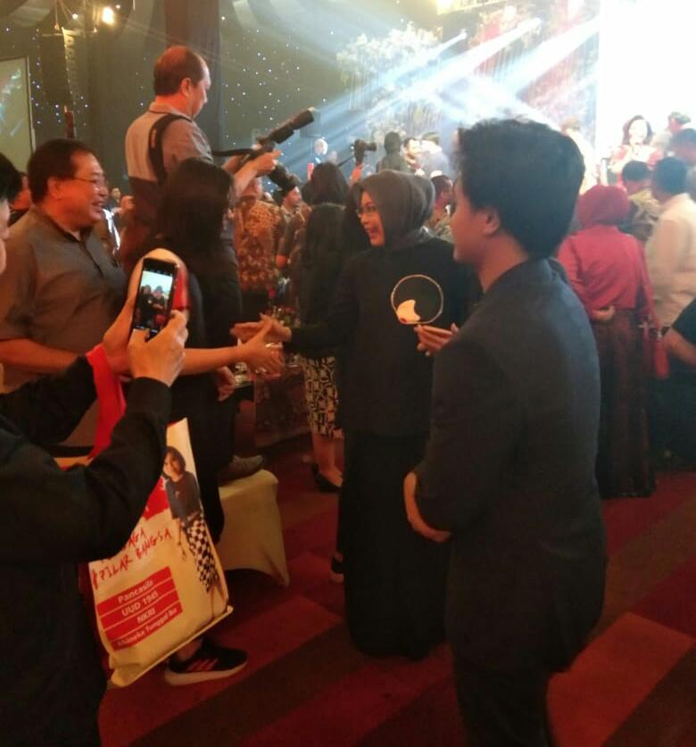 Ny Hj. Fatma Saifullah Yusuf bersama putra tercinta sedang menyalami penonton lain. (Foto: Tumpal Sulaiman Parhusop/ngopibareng.id)