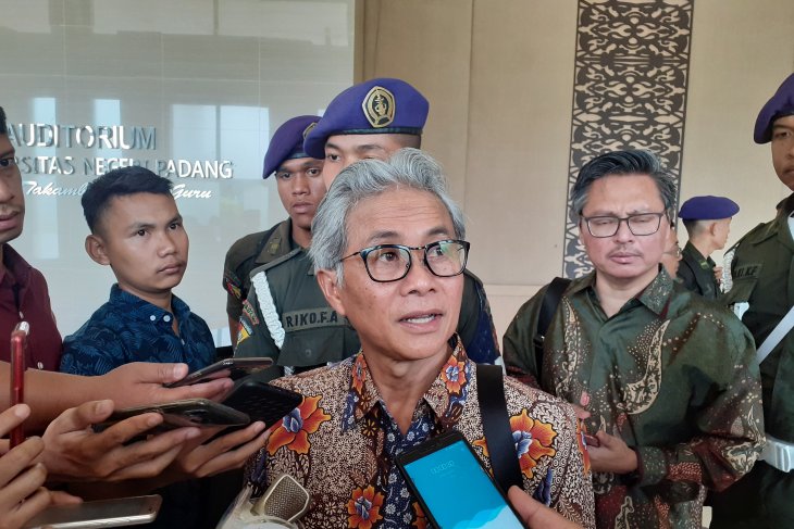  Kepala SKK Migas Dwi Soetjipto selepas memberikan orasi ilmiah dalam Wisuda Universitas Negeri Padang (UNP) ke-144 di Kota Padang, Sabtu. (Foto: Antara/Mario Sofia Nasution)