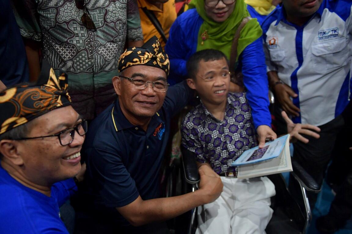 Mendikbud pada gebyar pendidikan dan kebudayaan di Jabar ( foto: asmanu/ngopibareng.id).