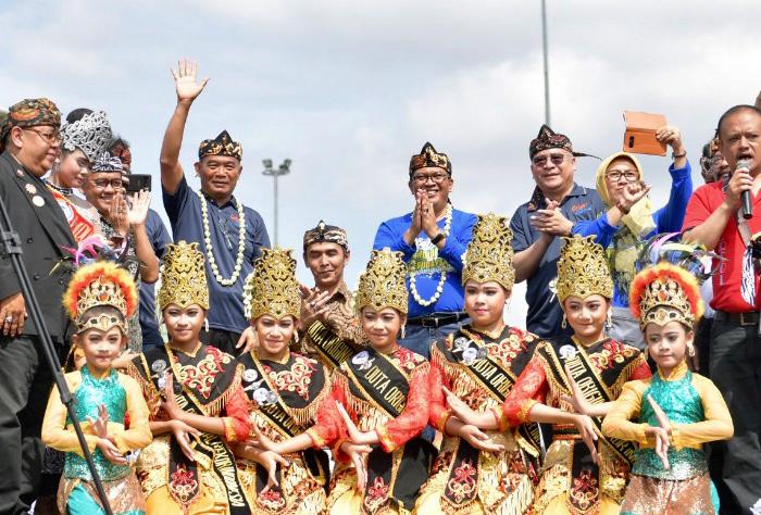 Mendikbud pada gebyar pendidikan dan kebudayaan di Jabar ( foto: asmanu/ngopibareng.id).