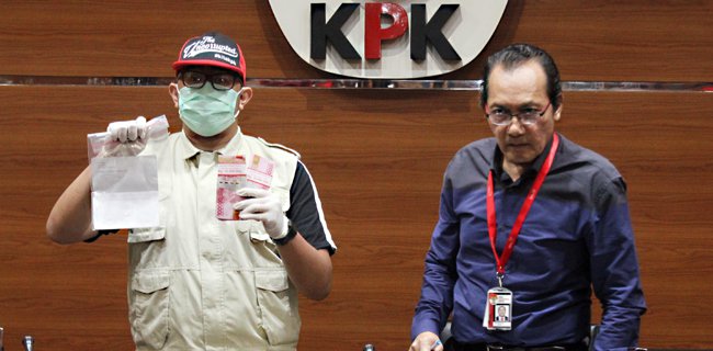 Wakil Ketua KPK Saut Situmorang menunjukkan barang bukti suap.