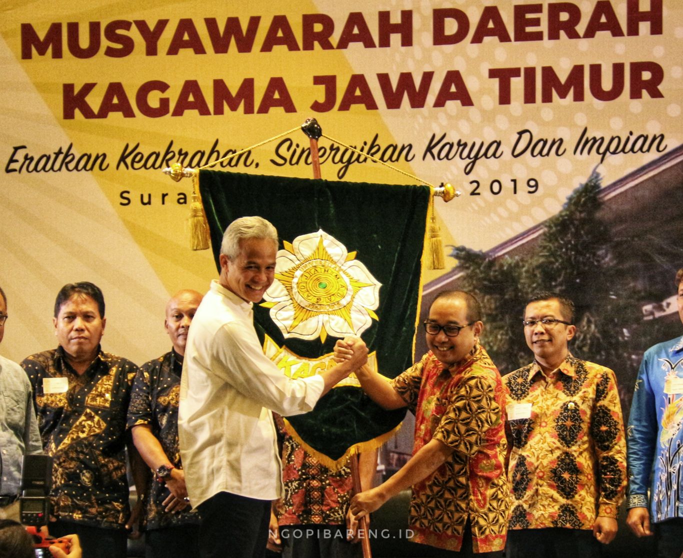 Pelantikan Ketua Kagama Jatim, Arif Afandi (kanan) dengan Ganjar Pranowo. (foto: Haris/ngopibareng.id)