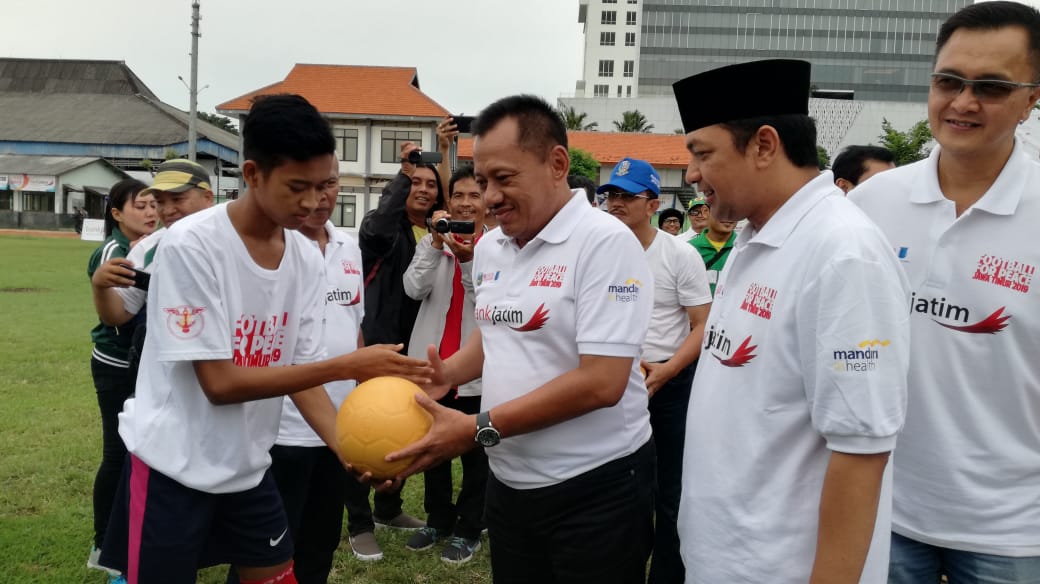 Pembukaan acara Football for Peace, oleh Sekdraprov Jatim, Heru Tjahjono. (fotov Haris/ngopibareng.id)