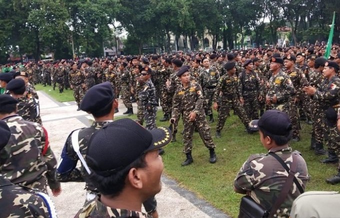 Apel kebangsaan oleh Gerakan Pemuda Ansor di Alun-alun Bojonegoro, Jawa Timur, Minggu, 24 Maret 2019. (Foto: Antara)