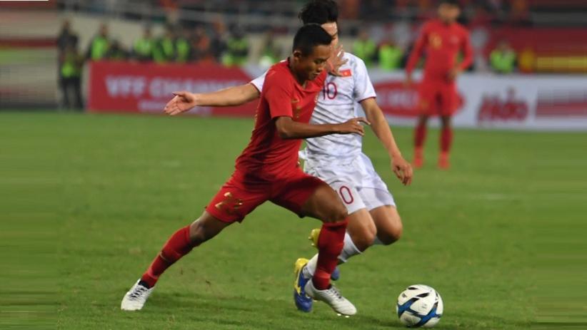 Gelandang tim nasional U-23 Indonesia Sani Riski (kiri) berupaya melewati pemain Vietnam U-23 Truong Van Thay Qui pada matchday kedua Grup K Kualifikasi Piala Asia U-23 AFC 2020 di Stadion Nasional My Dinh, Hanoi, Vietnam, Minggu, 24 Maret 2019 malam. (Foto: Antara)