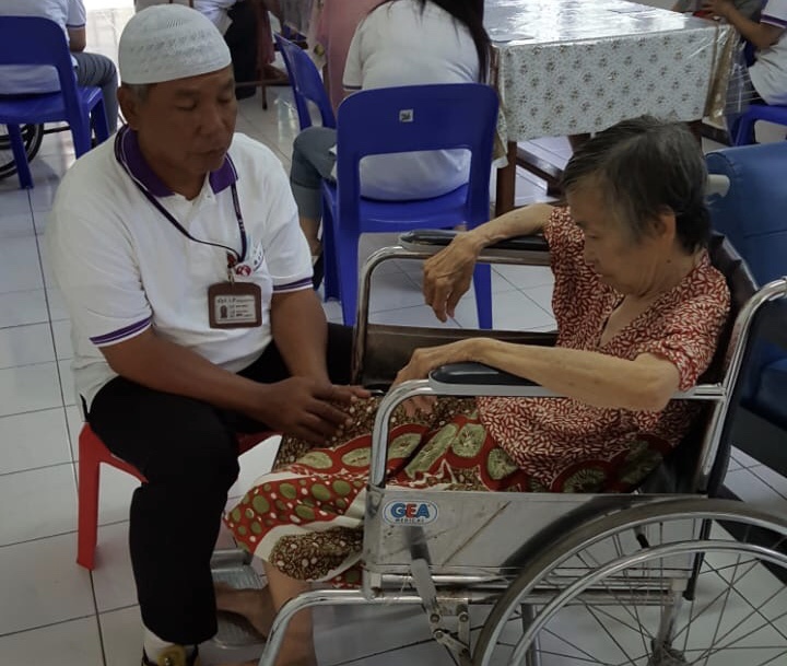 Seorang lansia sedang menjalani terapi.