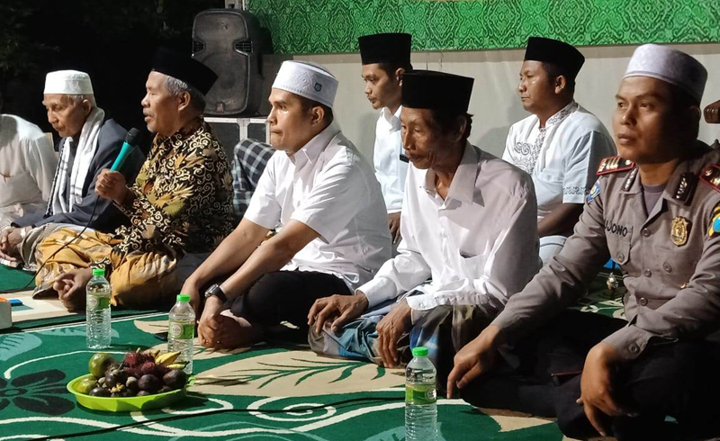 KH Marzuki Mustamar di antara para ulama dan umara. (Foto: nu for ngopibareng.id)