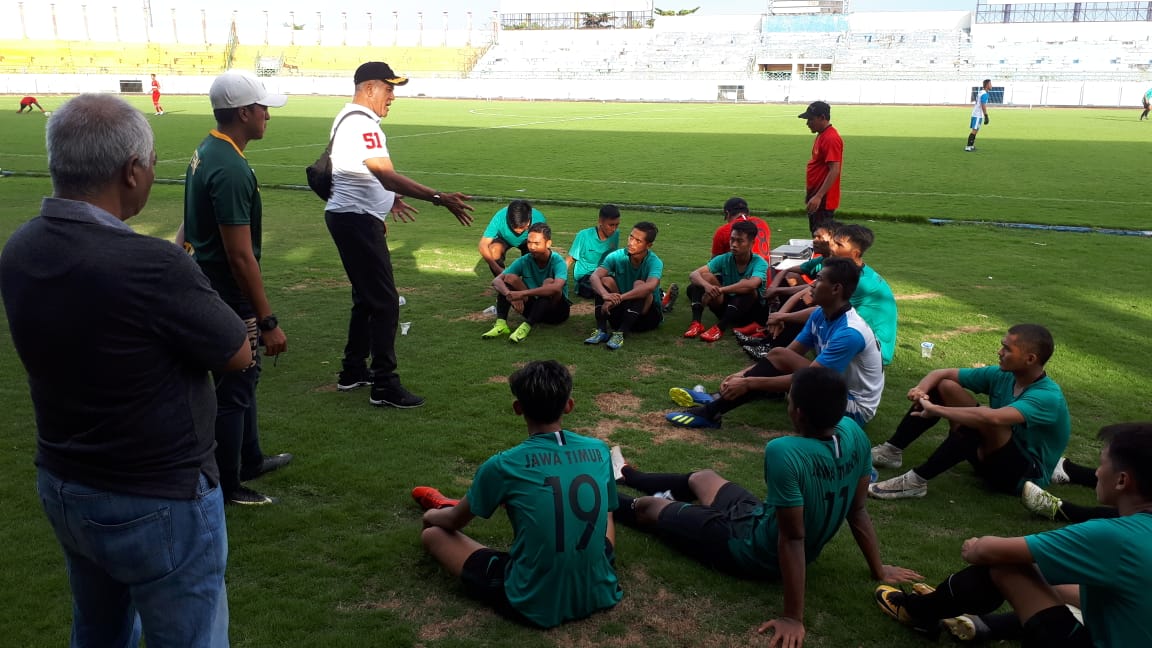 Rudy Keeltjes saat memberikan arahan pada para pemain tim pra PON Jatim. (Foto: Haris/ngopibareng.id)