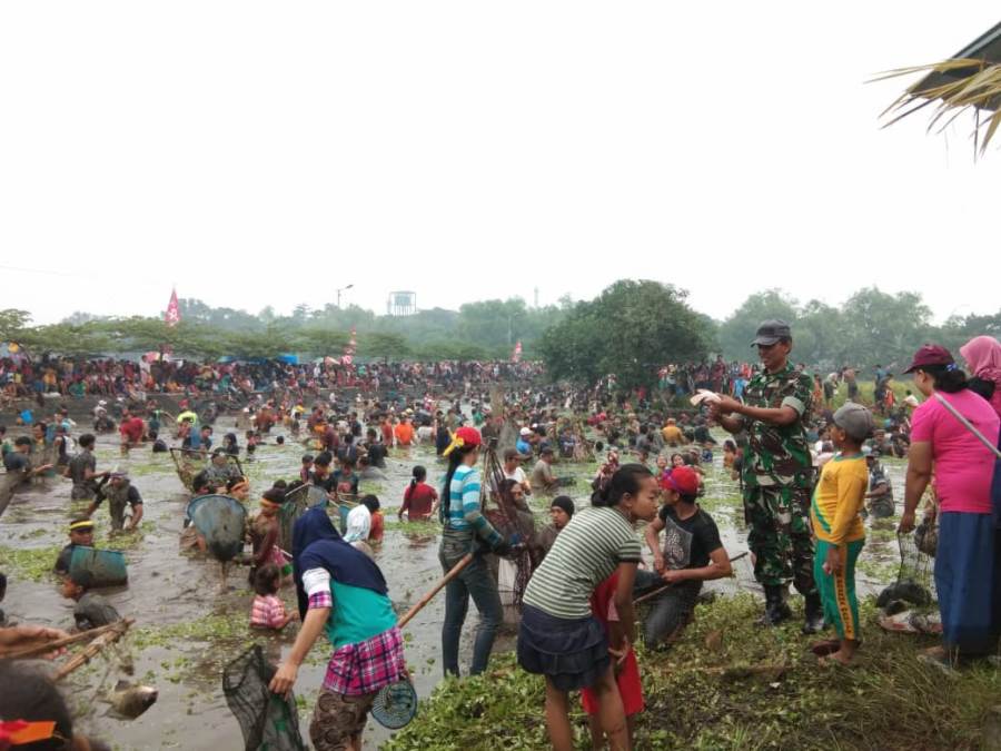 Tampak Warga Saat Melakukan Tangkap Ikan Massal Di Acara Tradisi Bedah Sumber Desa Wonosari