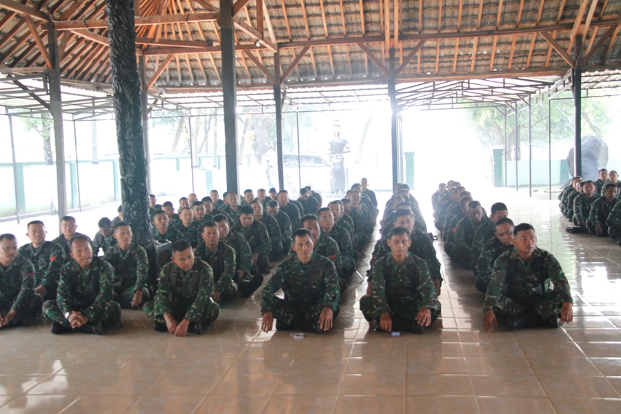 Prajurit dan PNS AD Kodim 0815 Mojokerto Saat Menerima Pengarahan